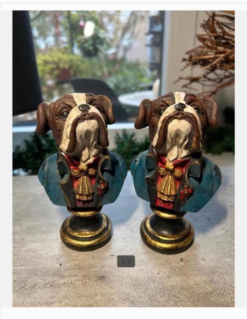 2 x Beeldjes Hond in Kostuum, bulldog 14 cm, Ophalen of Verzenden