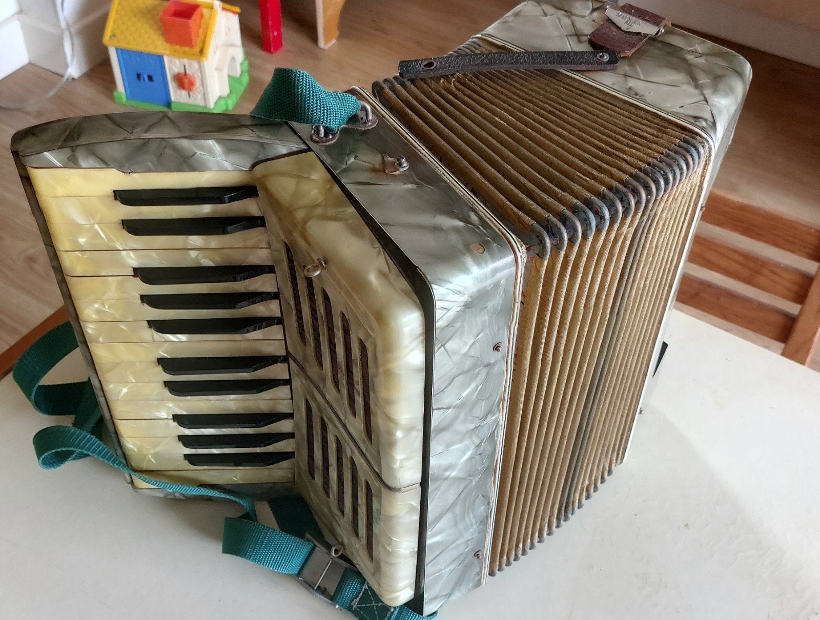 Bespeelbare Oude nostalgische parelmoer beklede accordeon, Gebruikt, Overige formaten, Toetsaccordeon, Met koffer