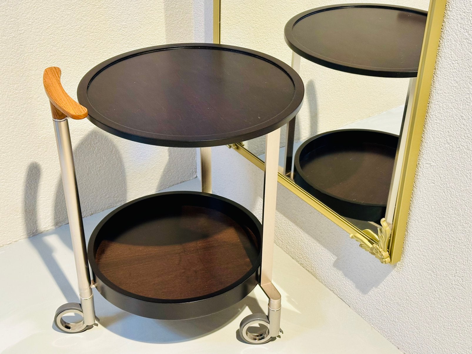 Giorgetti Chi Wing Lo 60960 EOS bijzettafel met wielen, Antiek en Kunst, Ophalen