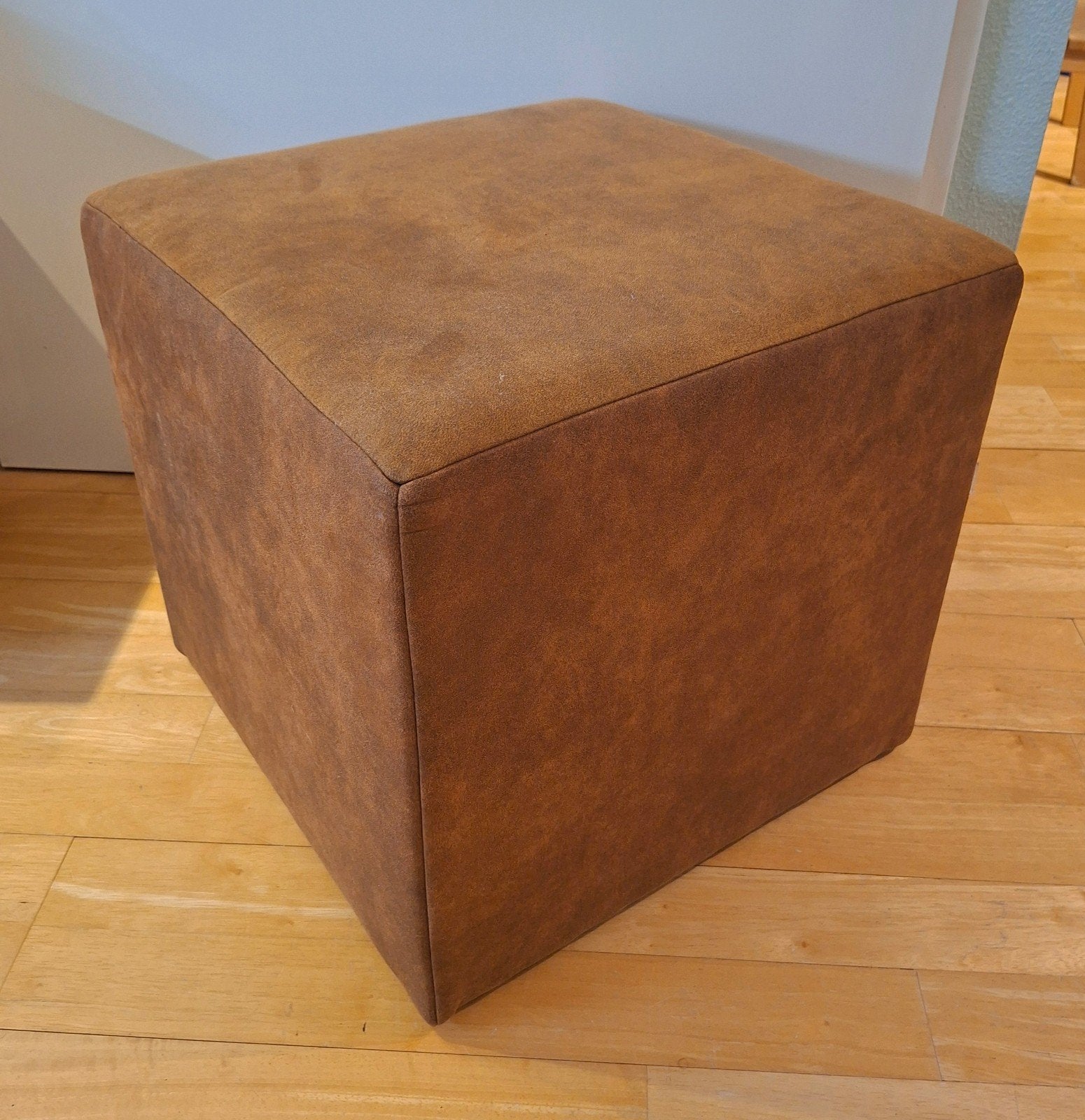Hocker cognac, 46x46 cm, Huis en Inrichting, Banken | Voetenbanken en Poefen, Ophalen, Bohemian?, Zo goed als nieuw, Stof