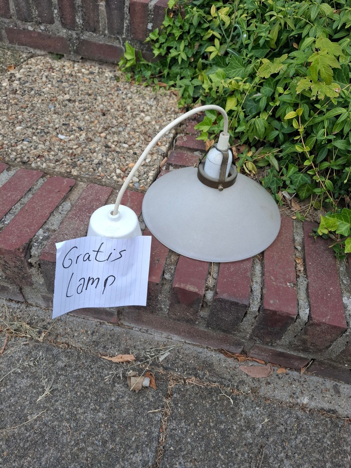 Gratis lamp met melkglas kap, Ophalen