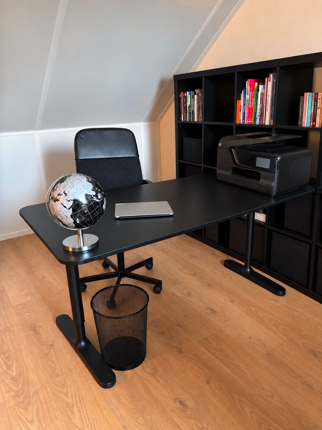 Zwart bureau, opbergkast & bureaustoel (allen van de IKEA), Huis en Inrichting, Ophalen, Met plank(en), 150 tot 200 cm, Zo goed als nieuw