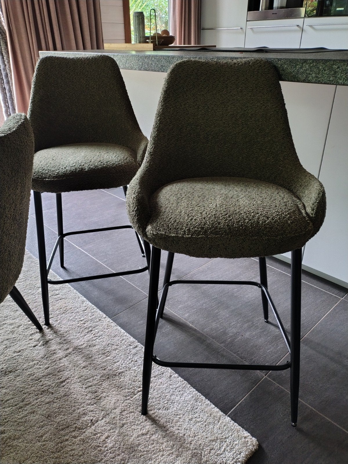 2  mosgroene barkrukken - zeer goede staat, Huis en Inrichting, Barkrukken, 2 krukken, Ophalen, Zo goed als nieuw, 60 tot 90 cm