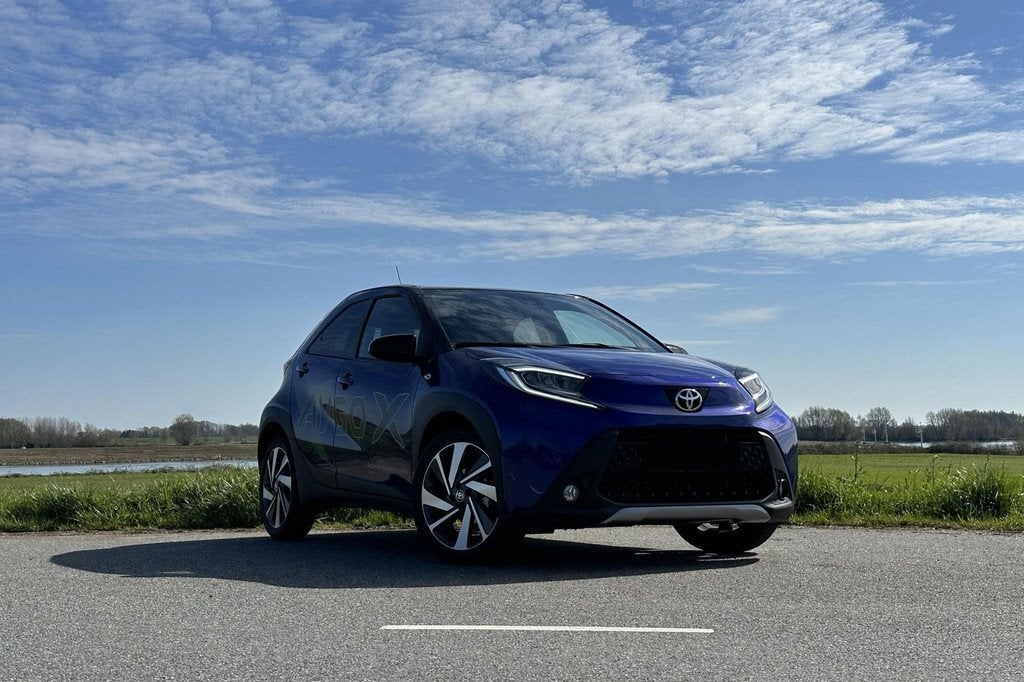 Toyota Aygo X 1.0 VVT-i MT Play €20.750,- RIJKLAAR! Nu €, Auto's, Toyota, Stof, Euro 6, 920 kg, 4 stoelen