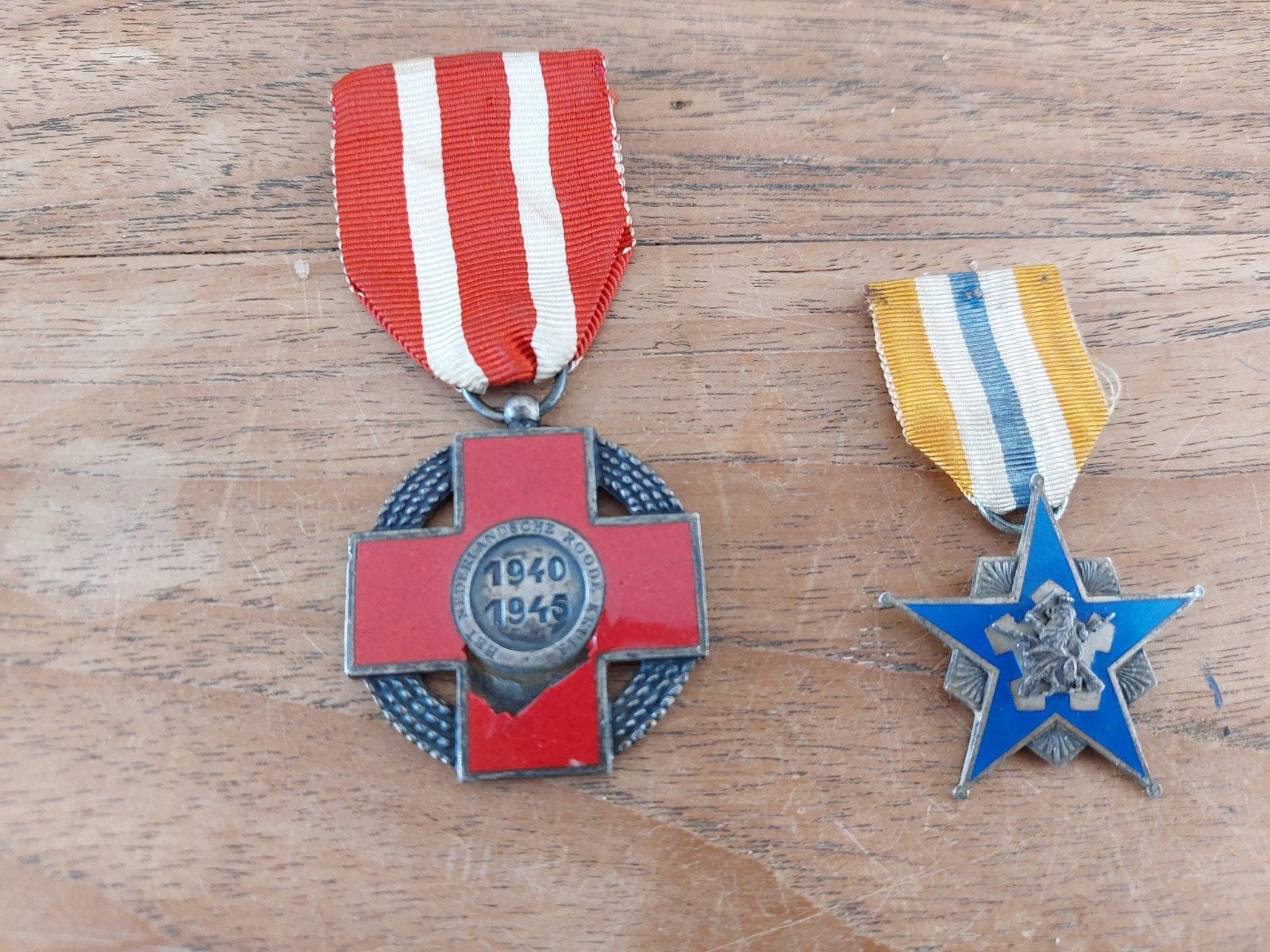 2 oude medailles wwII ww2 - zilver, Verzamelen, Ophalen of Verzenden, Overige soorten, Nederland, Lintje, Medaille of Wings