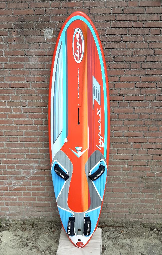 Tiga Hyper X Freerace windsurfboard. 238 cm. L x 64 cm. B., Watersport en Boten, Windsurfen, Met voetbanden, Gebruikt, 5 tot 6.5 m²