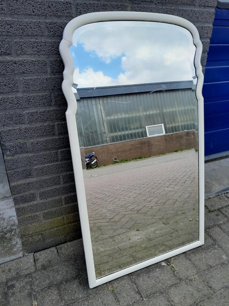 Antieke Soester spiegel in wit geschilderde lijst € 40,00, Antiek en Kunst, Antiek | Spiegels, Ophalen, Rechthoekig, 50 tot 100 cm