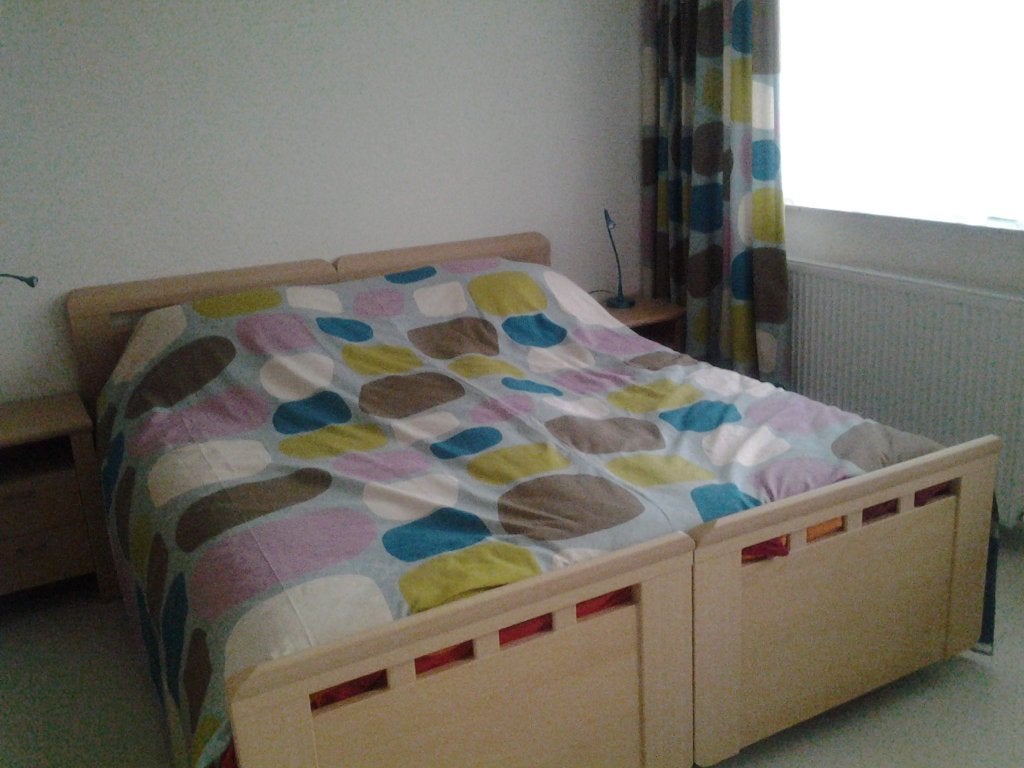 2 persoonsbed met electrische lattenbodems, Ophalen, Gebruikt, Beige, Tweepersoons