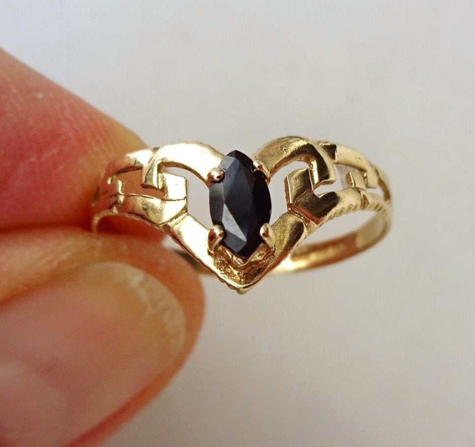 9 kt gouden wishbone ring: opengewerkt + saffier. Birm. 2019, Ophalen of Verzenden, Goud, Ring, Met edelsteen