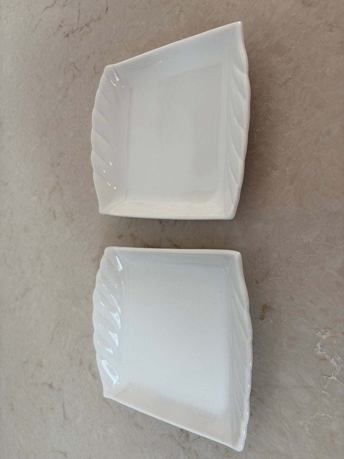 Set van 2 witte vierkante schaaltjes met reliëf, Gebruikt, Keramiek, Ophalen of Verzenden, Schaal of Schalen