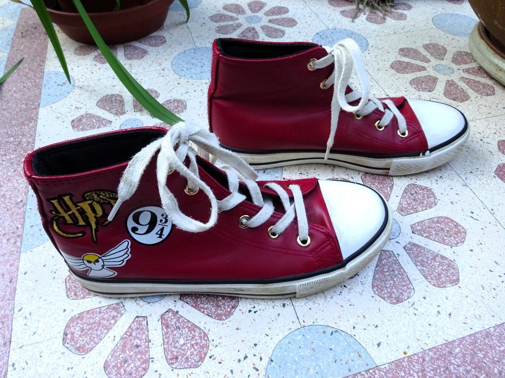 Maat 37 * Rode Harry Potter gympen / veter schoenen, Kleding | Dames, Verzenden, Platform, Sneakers of Gympen, Gedragen