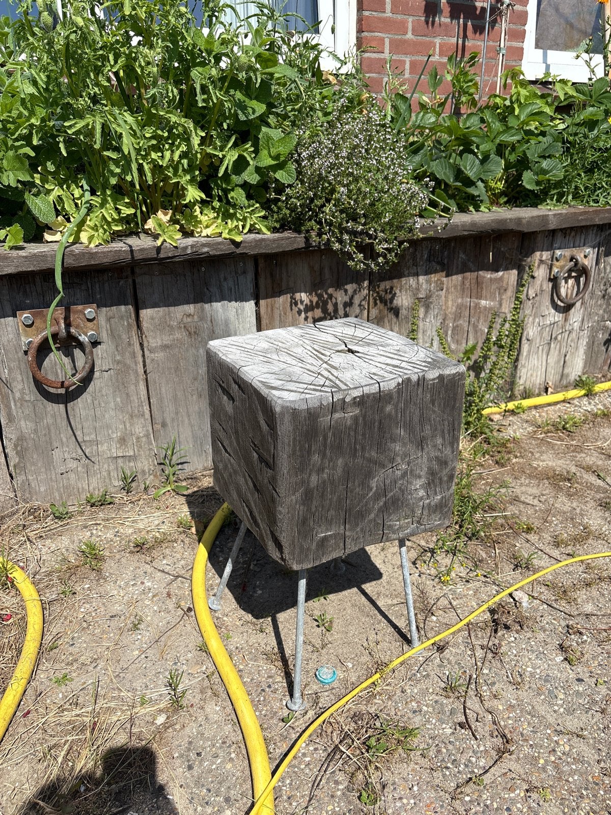 Robuuste houten kruk/ bijzettafel met metalen poten, Ophalen of Verzenden, Gebruikt, Hout