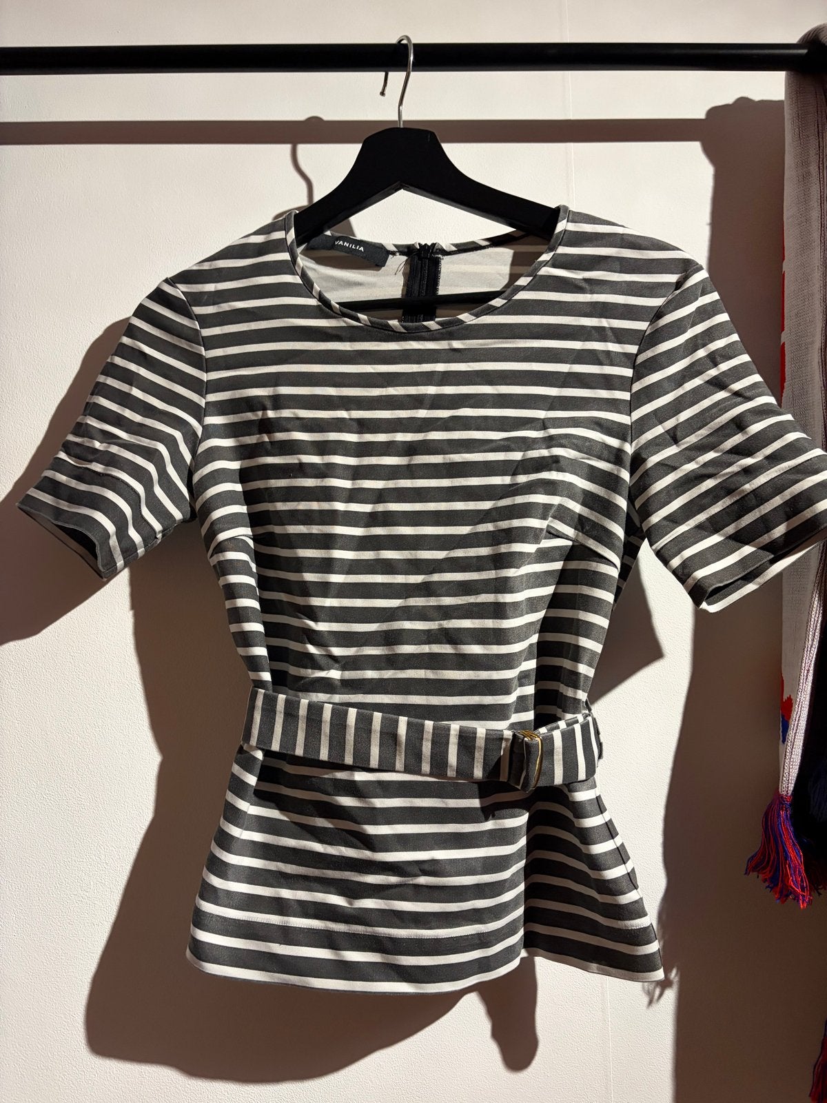 Vanilia gestreepte top met korte mouwen en ceintuur, Kleding | Dames, Zwart, Ophalen of Verzenden, Zo goed als nieuw, Korte mouw