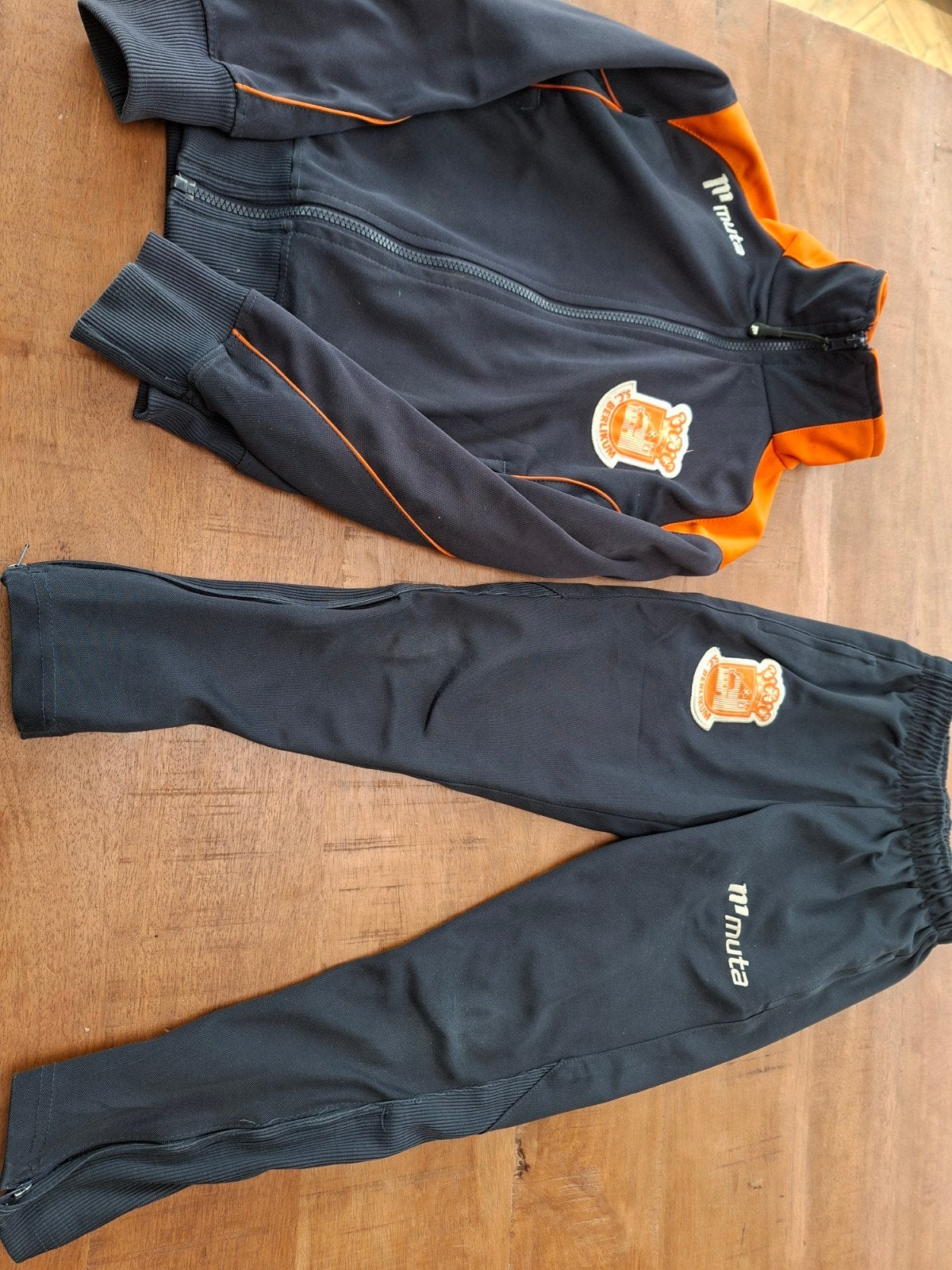 Muta trainingspak SCB maat 128, Gebruikt, Jongen of Meisje, Sport- of Zwemkleding, Ophalen of Verzenden