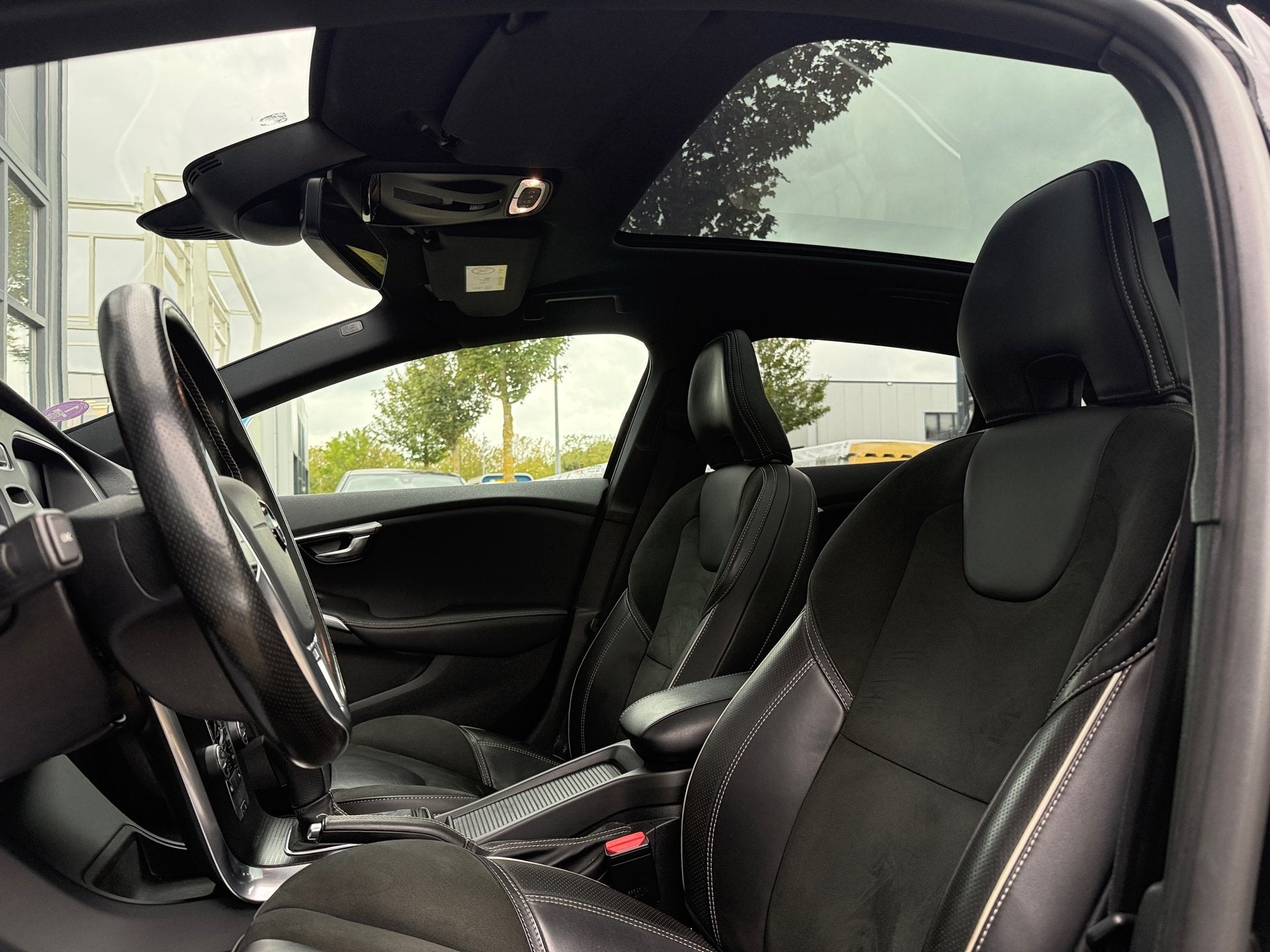 Volvo V40 1.5 T3 Polar+ Sport R-DESIGN ! AUTOMAAT / Trekhaak, Auto's, Euro 6, 4 cilinders, 700 kg, Zwart