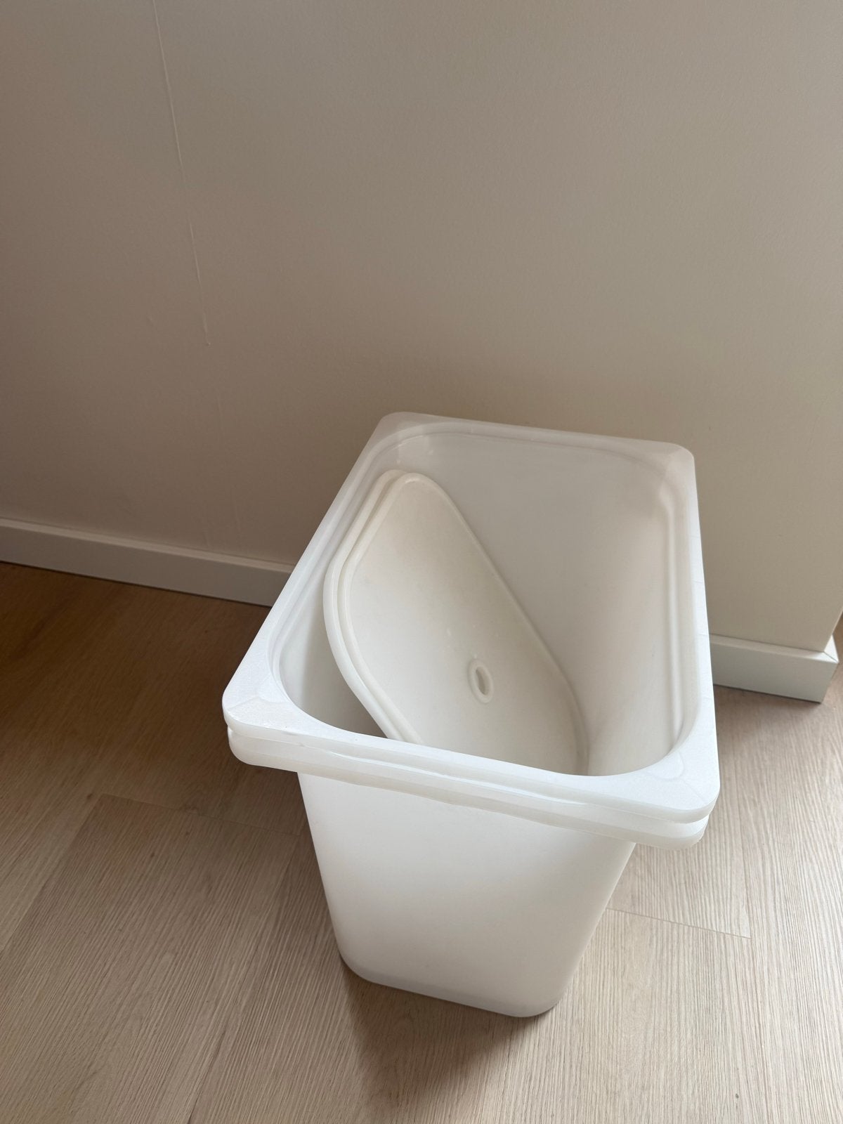 Trofast 2 x met deksel 42X30X23 cm, Gebruikt, 50 tot 75 cm, Ophalen of Verzenden, Minder dan 50 cm