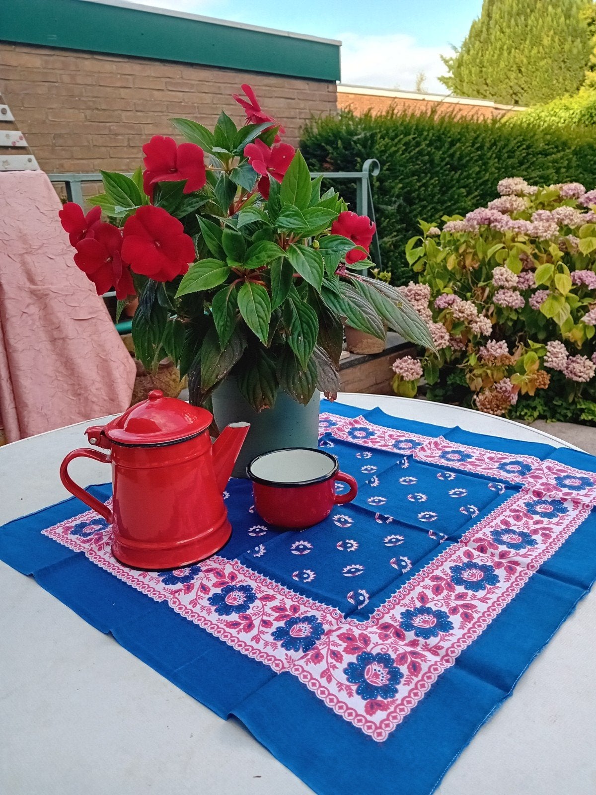 Thee/koffiepotje met kopje van rood emaille., Ophalen of Verzenden