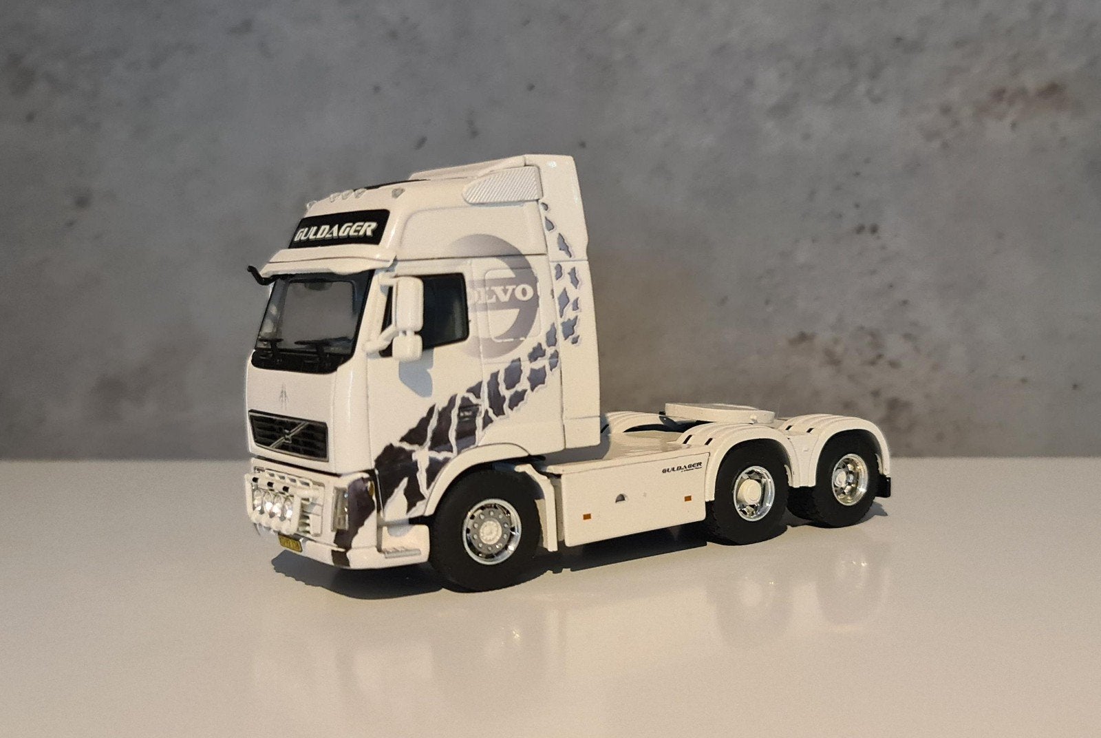 WSI Volvo FH Globe XL 6x2 Guldager "Jak Black", Ophalen of Verzenden, Zo goed als nieuw, Bus of Vrachtwagen, Wsi
