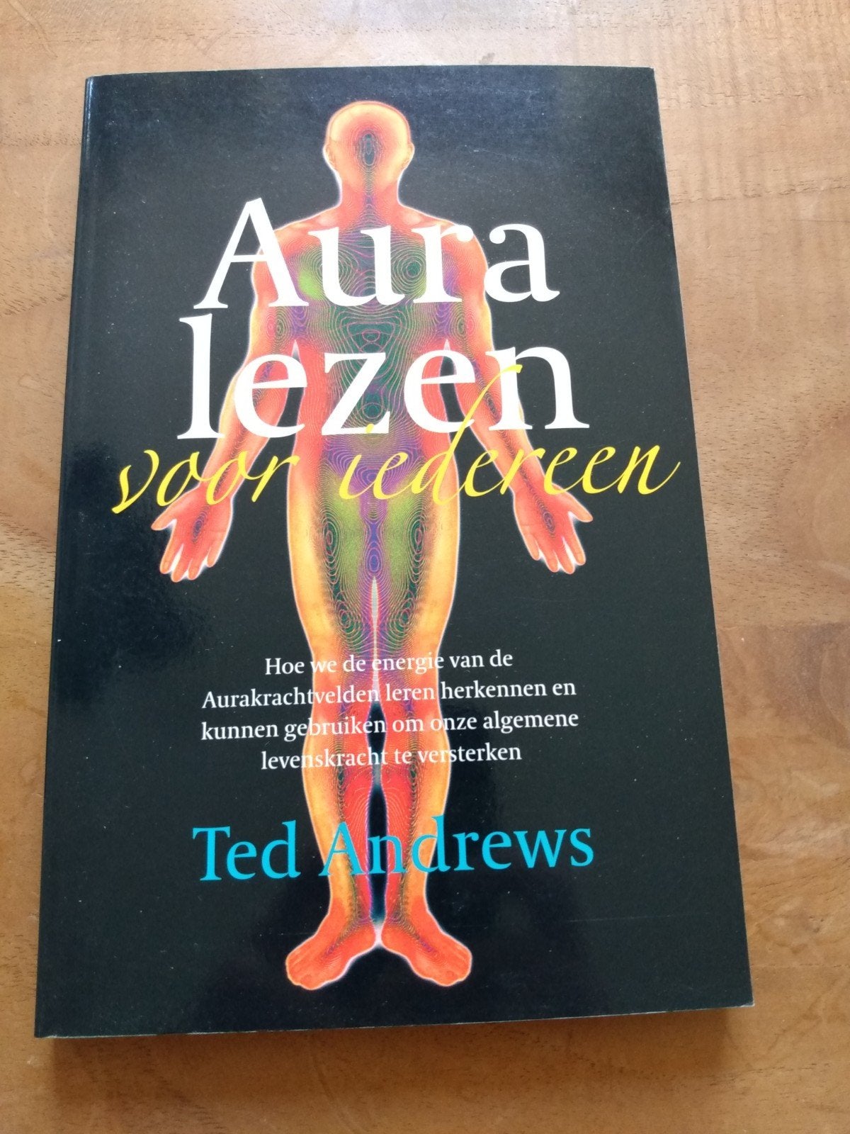 Ted Andrews - Aura lezen voor iedereen. Zeer goede staat, Boeken, Ted Andrews, Ophalen of Verzenden, Zo goed als nieuw, Instructieboek