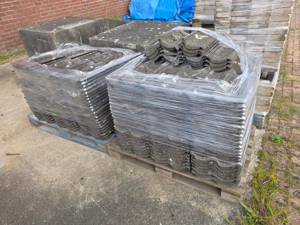 Gratis 260 Sneldek dakpannen op pallets, direct mee te nemen, Ophalen, Gebruikt, Steen of Klei, 15 m² of meer