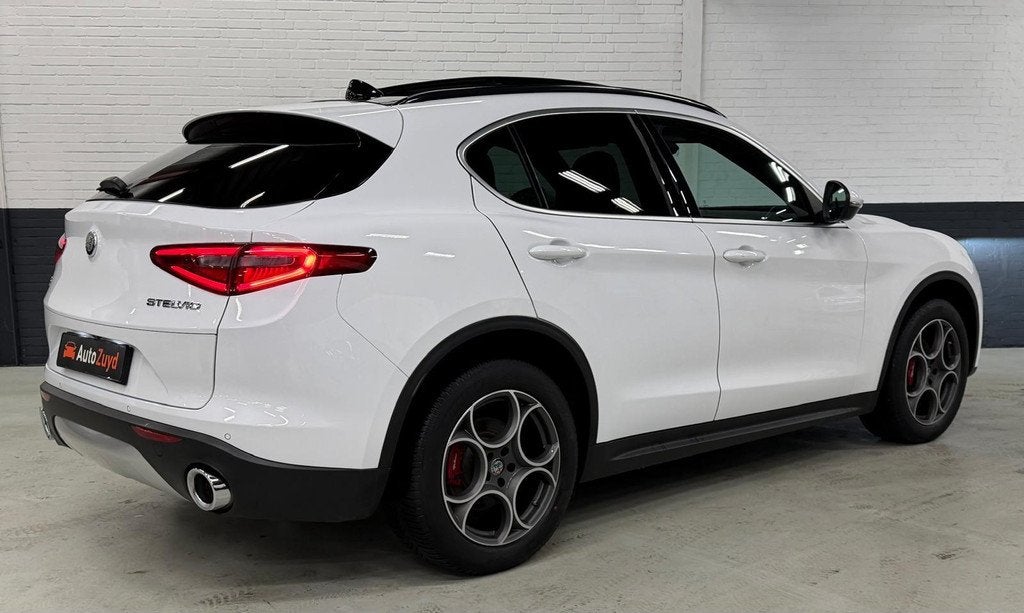 Alfa Romeo Stelvio 2.0 T AWD 280pk / Pano / Navi / Camera /, Automaat, Zwart, 4 cilinders, Automatische klimaatregeling
