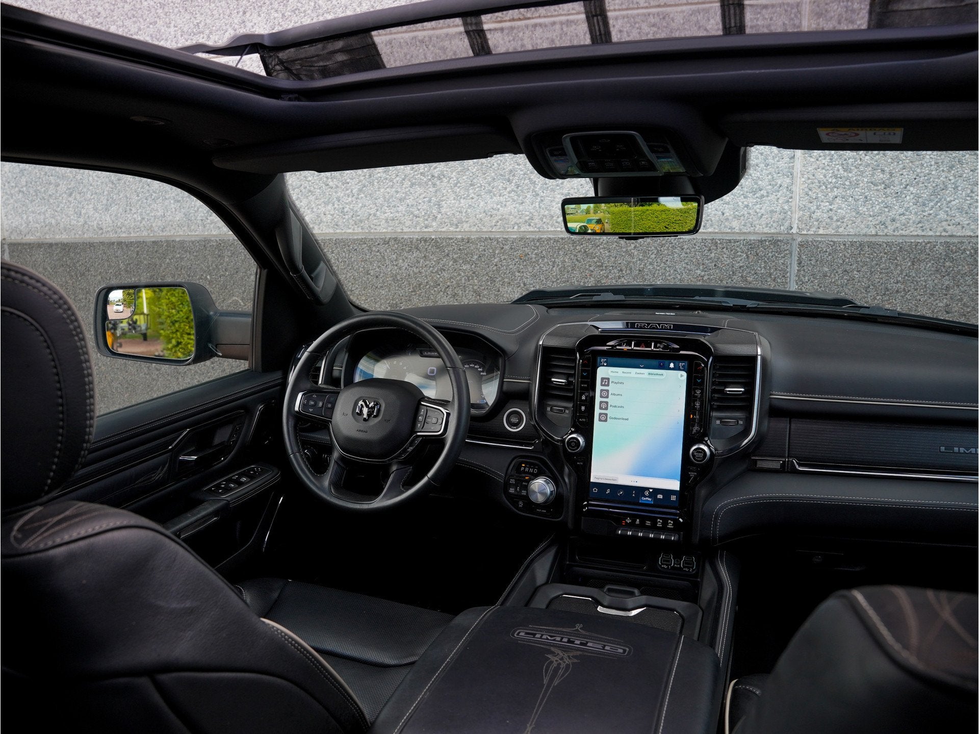Dodge Ram 1500 5.7L V8 4x4 Crew Cab Limited Night |RAMBox |P, Auto's, Automaat, Gebruikt, 5654 cc, Zwart