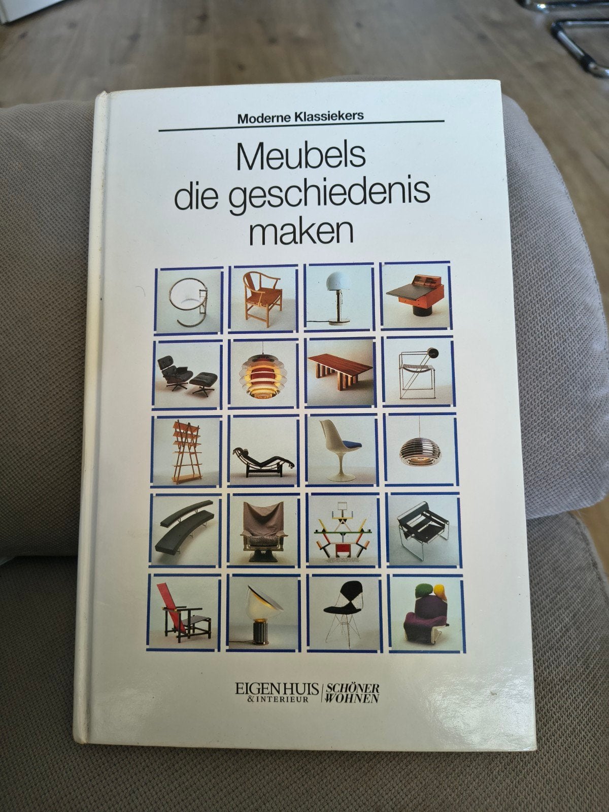 Boek: Meubels die geschiedenis maken - Moderne Klassiekers, Ophalen of Verzenden, Gelezen, Overige onderwerpen, Onbekend