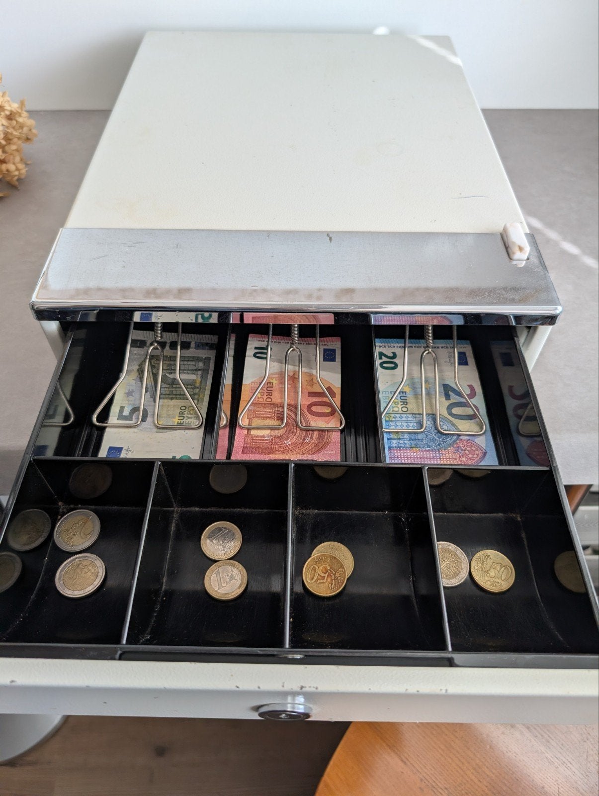 Kassalade, voor briefgeld en munten., Ophalen