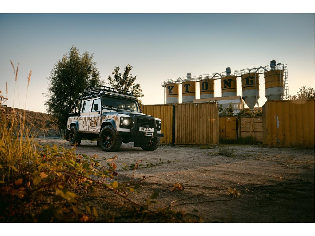 Land Rover Defender 110 Crew Cab TROPHY 2 Works V8, Auto's, 12 maanden, Gebruikt, Wit, Onderhoudsboekje