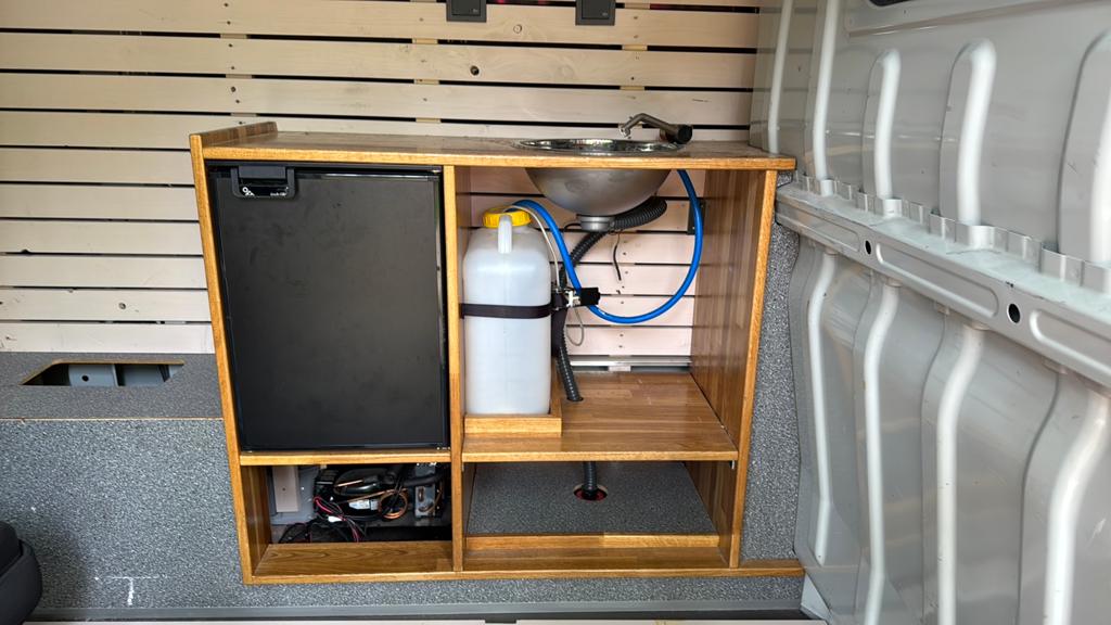 Campermeubel met spoelbak en koelkast., Caravans en Kamperen, Camper-accessoires, Ophalen of Verzenden, Zo goed als nieuw