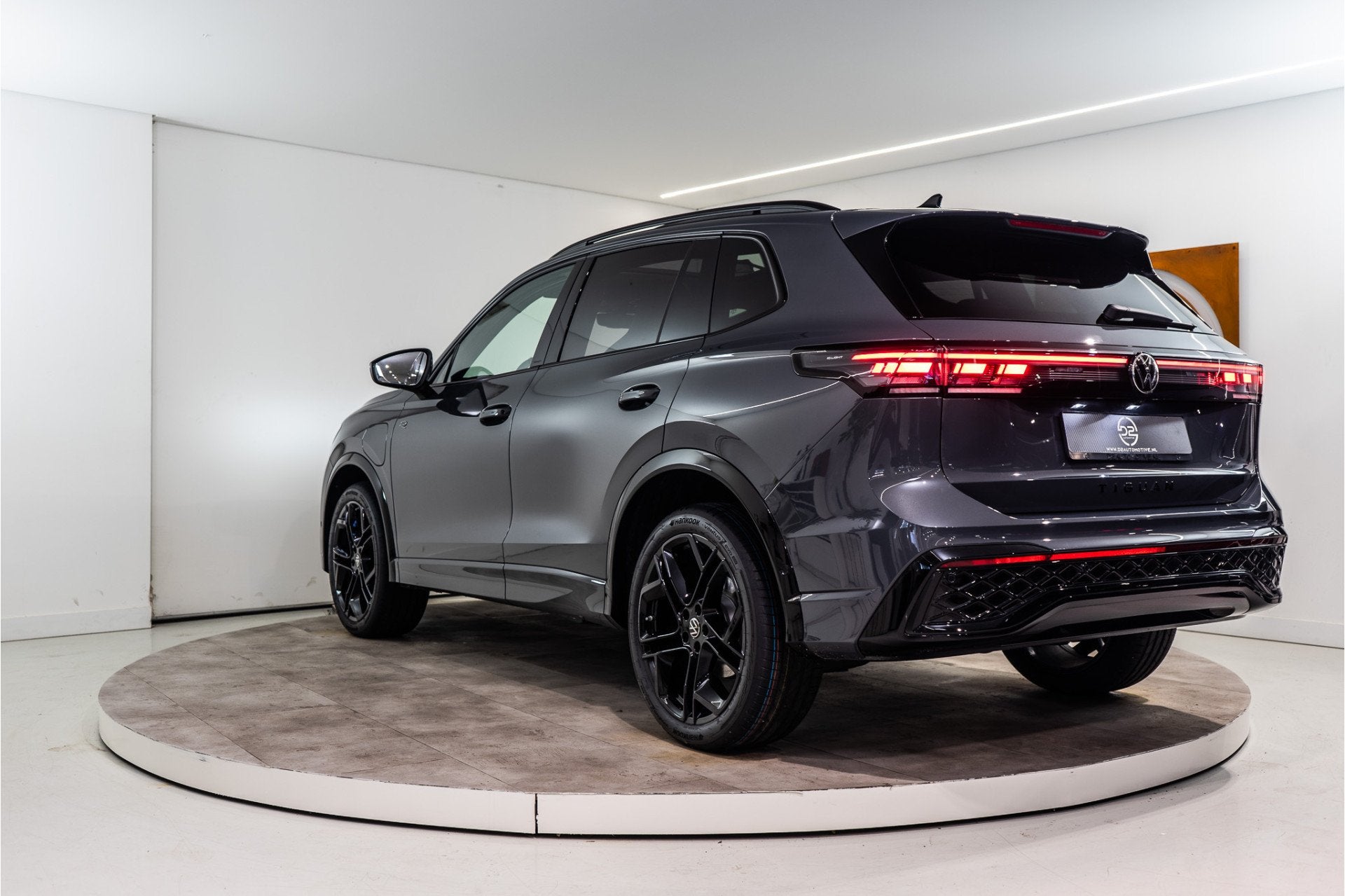 Volkswagen Tiguan 1.5 eHybrid 2x R-Line 2025 PER DIRECT BESC, Auto's, 1498 cc, Zwart, Bedrijf, Parkeerassistent