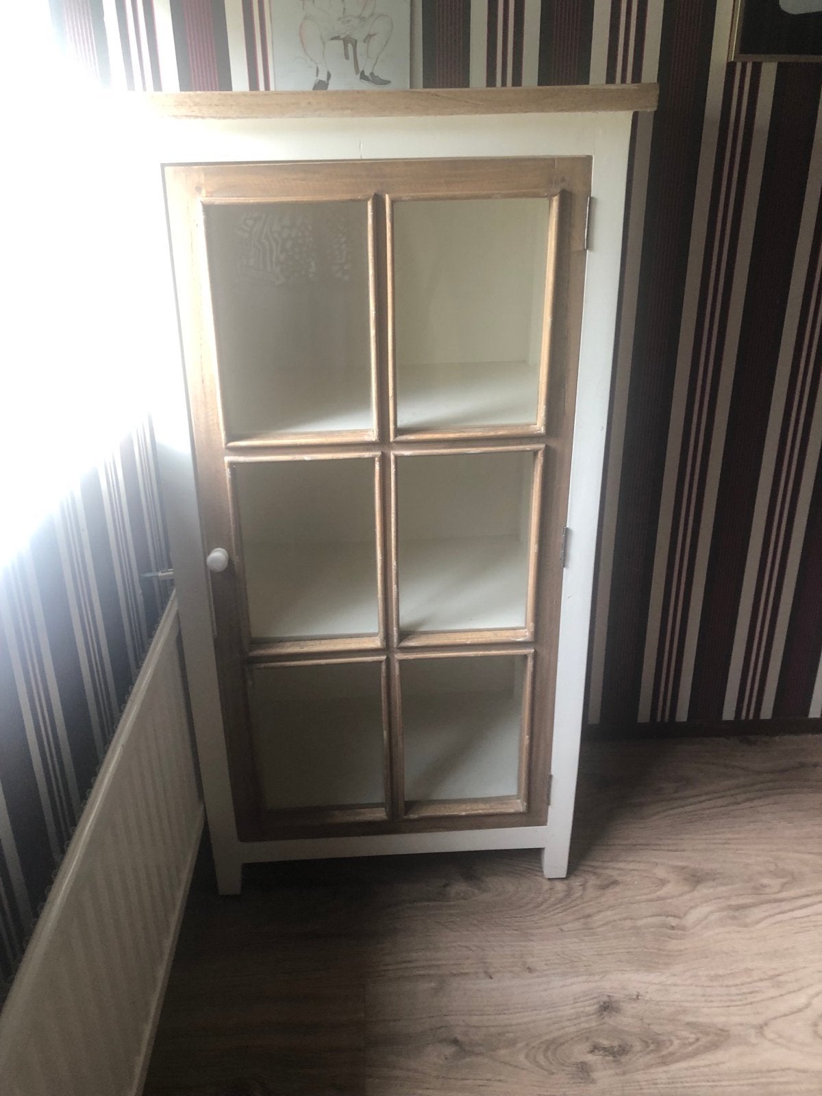 Mooie houten vitrinekast met glazen deur, Huis en Inrichting, Kasten | Vitrinekasten, Ophalen, Gebruikt, 100 tot 150 cm, 50 tot 100 cm