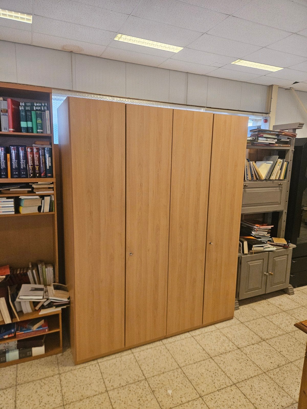 Grote kledingkast met planken en hangruimte, Met deur(en), Gebruikt, 200 cm of meer, 150 tot 200 cm