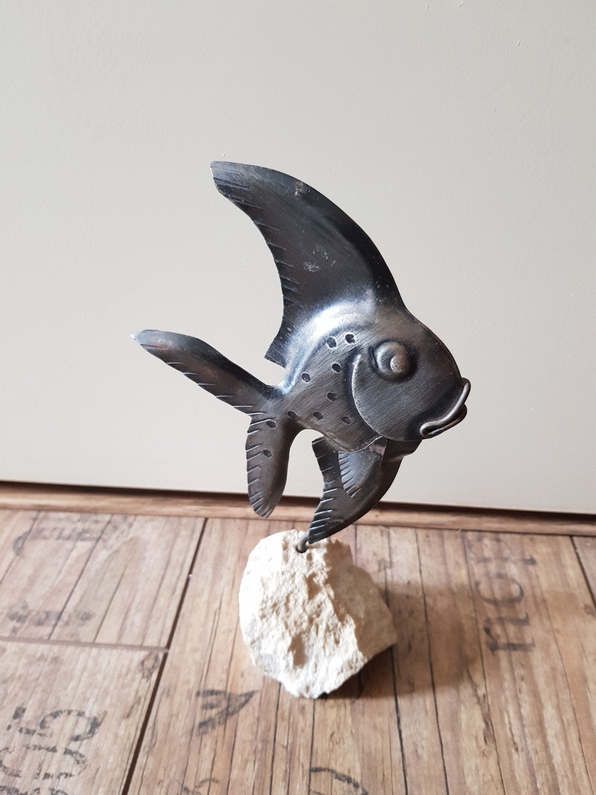 beeld maanvis / metalen vis op steen, Ophalen of Verzenden, Zo goed als nieuw, Dier