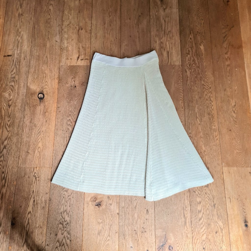 Moderne minimalistische, crèmekleurige midi-rok van COS, Kleding | Dames, Rokken, COS, Wit, Maat 42/44 (L), Ophalen of Verzenden
