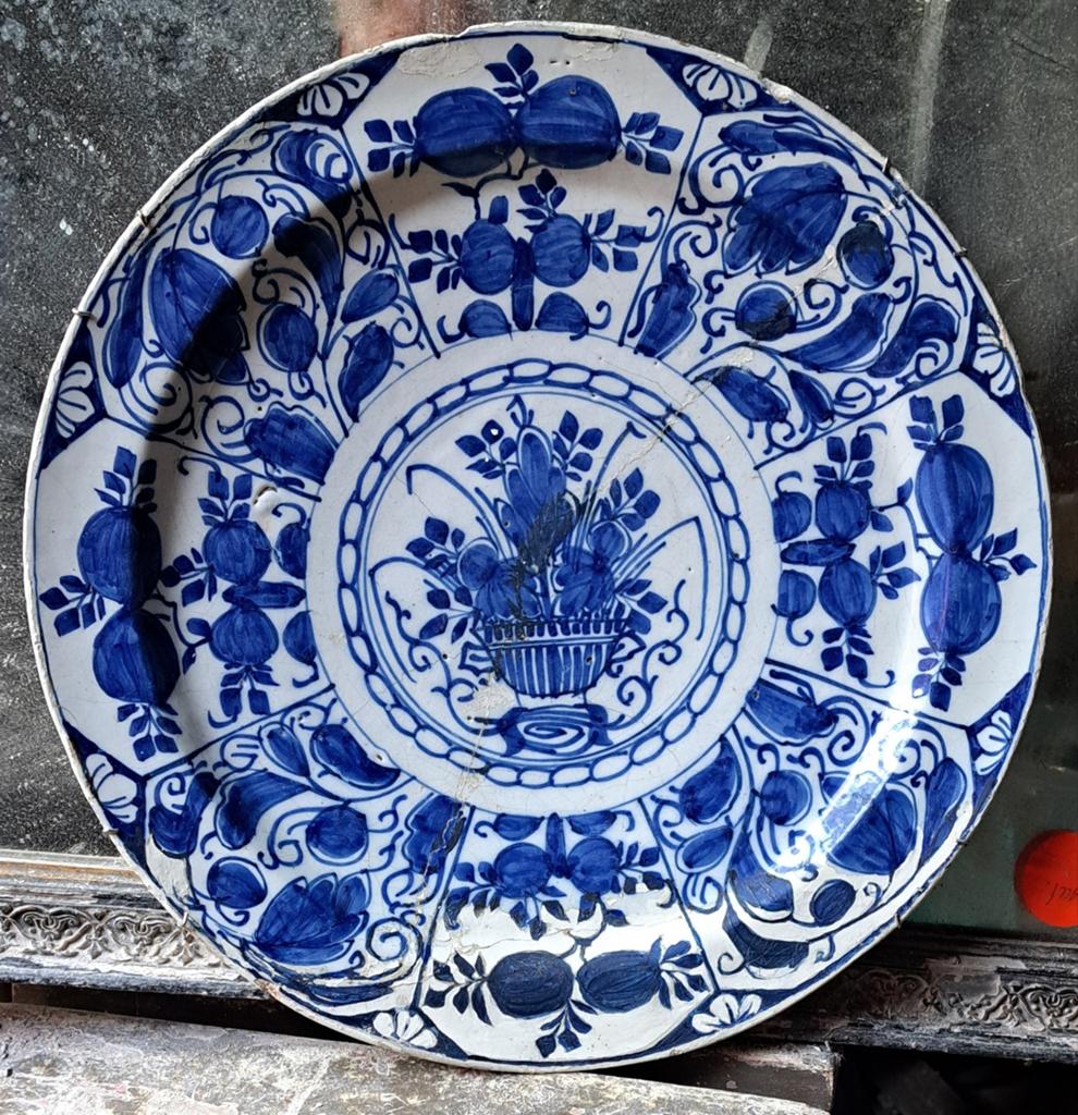 Delft 18e-eeuwse schotel ca 35 cm bodemvondst, Ophalen of Verzenden