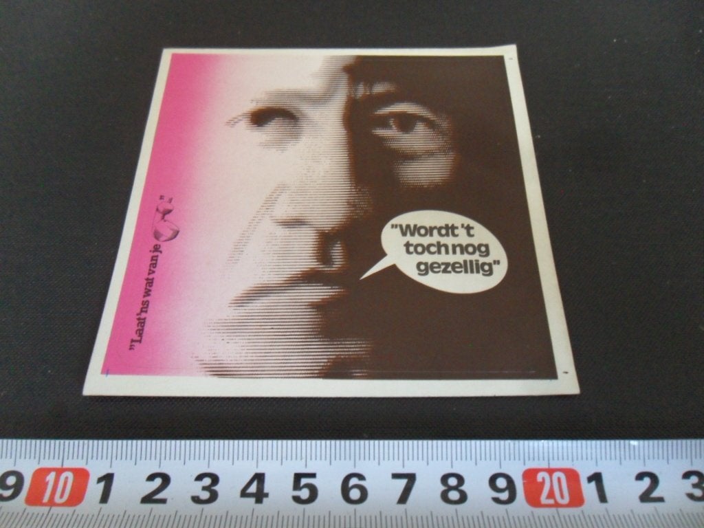 sticker Laat 'ns wat van je horen WORDT 'T TOCH NOG GEZELLIG, Verzamelen, Ophalen of Verzenden, Zo goed als nieuw