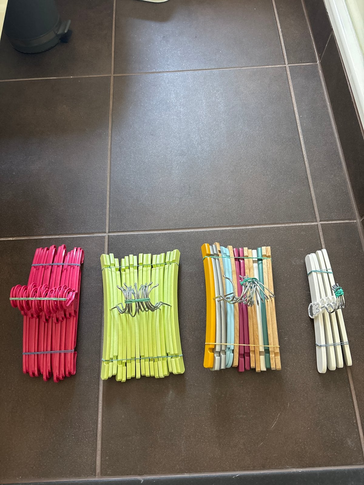 Houten en plastic kinder kledinghangers, Kleding | Dames, Kledinghangers, Ophalen of Verzenden, Gebruikt, Hout, Kinderen