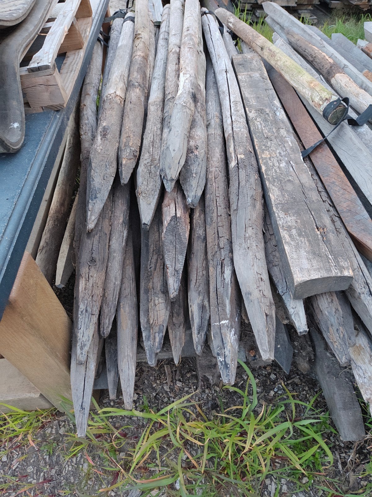 Palen Kastanjehout Rond de lengte is 2 tot 2,5 meter, Tuin en Terras, Palen, Balken en Planken, Ophalen of Verzenden, Gebruikt