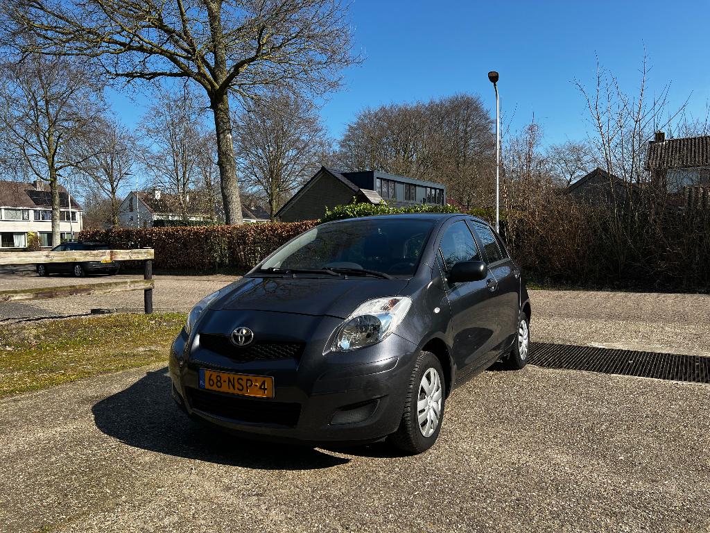 Toyota Yaris 1.0 12V Vvt-i 5DR Terra 2010 Grijs, Auto's, Toyota, Voorwielaandrijving, Stof, 40 €/maand, Handgeschakeld