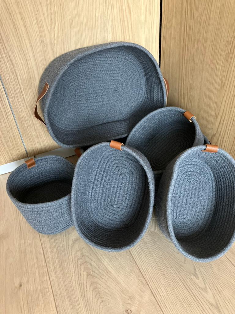 Leuke set van blauwgrijze manden, Huis en Inrichting, Woonaccessoires | Schalen en Manden, Ophalen, Rond, Overige materialen, Mand