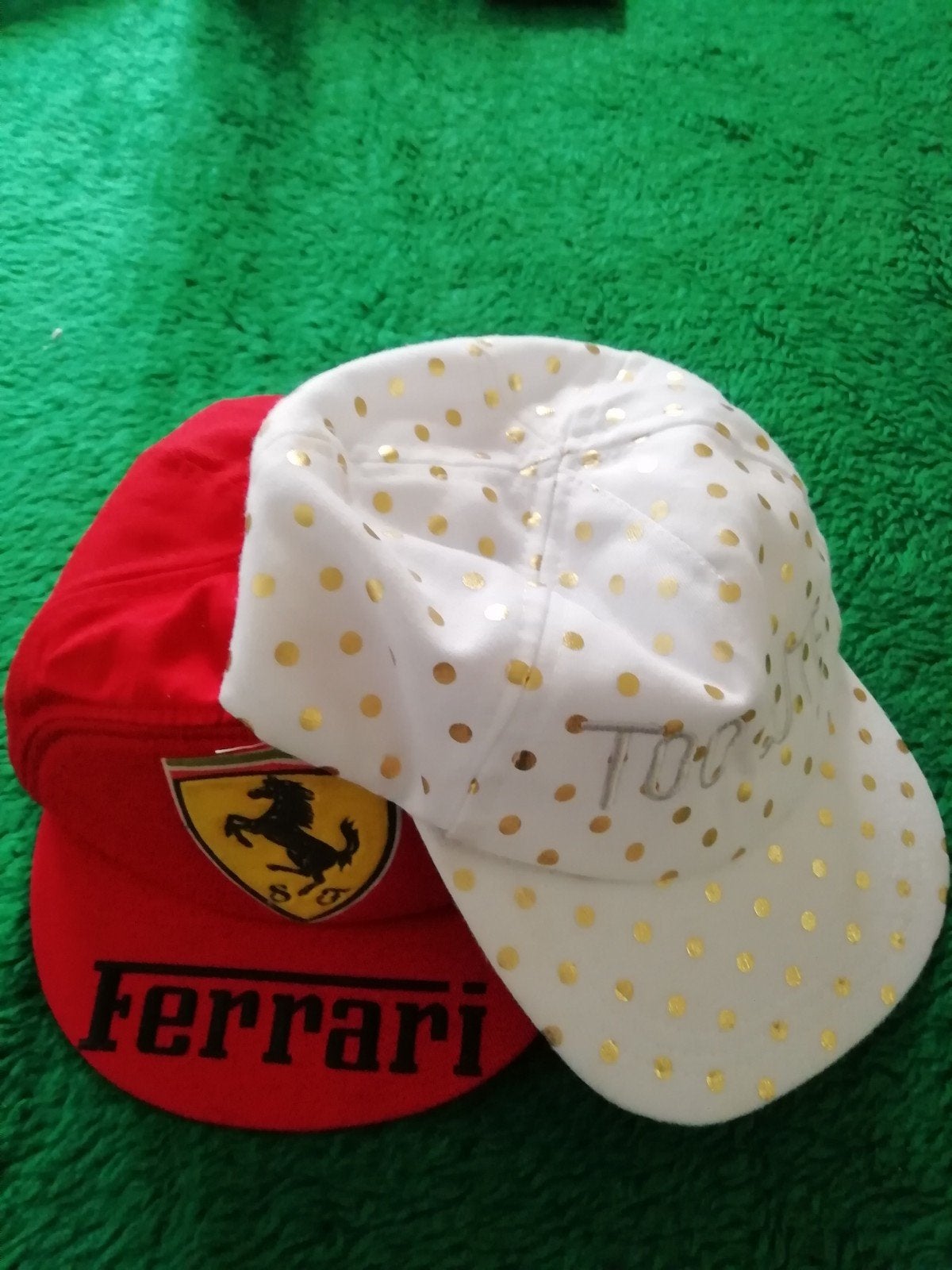 2 leuke zonnepetjes ferrari en, Ophalen, Jongetje of Meisje, Ferrari, Pet