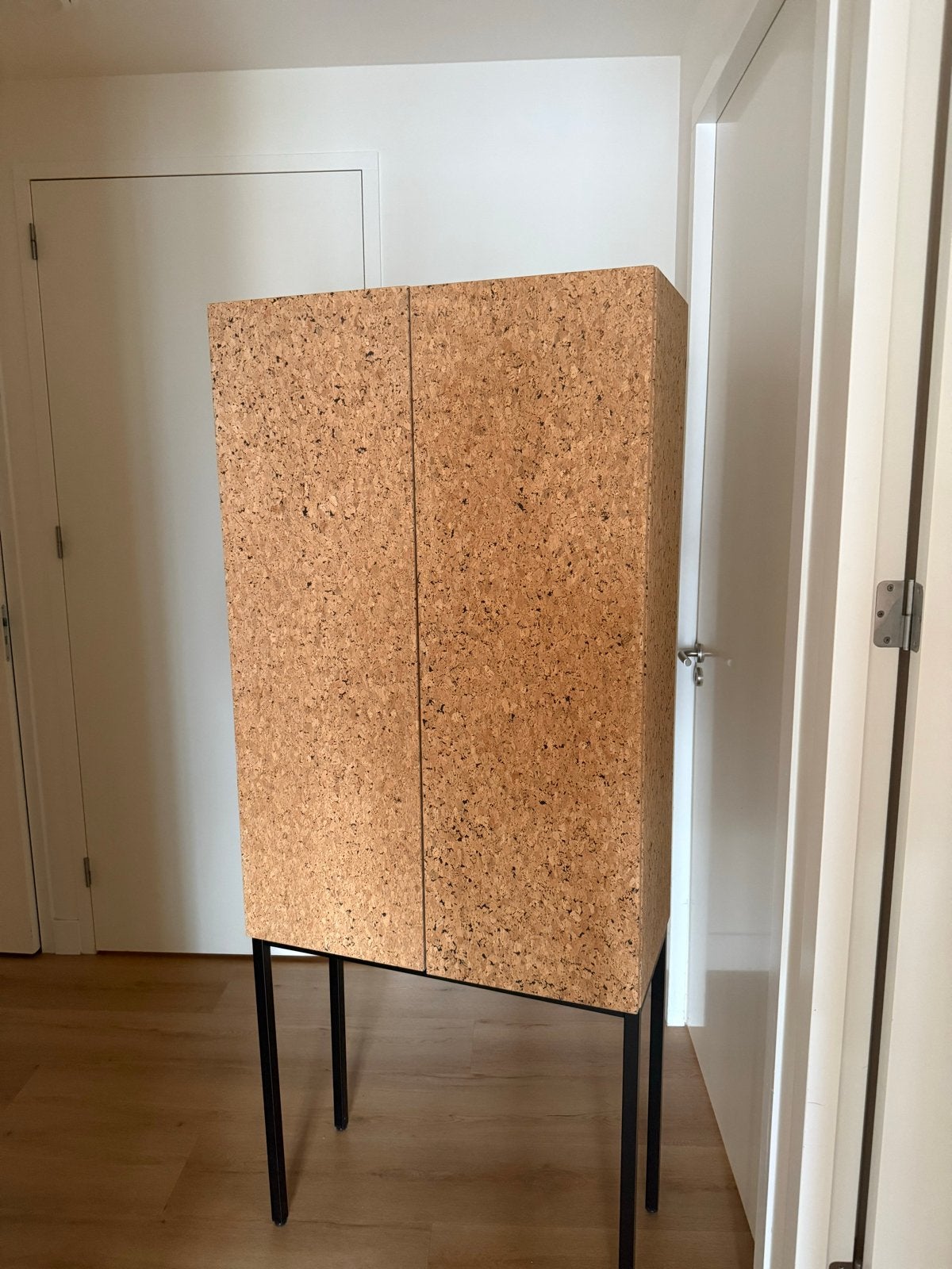 kurken vitrinekast met glazen planken, Ophalen, Zo goed als nieuw