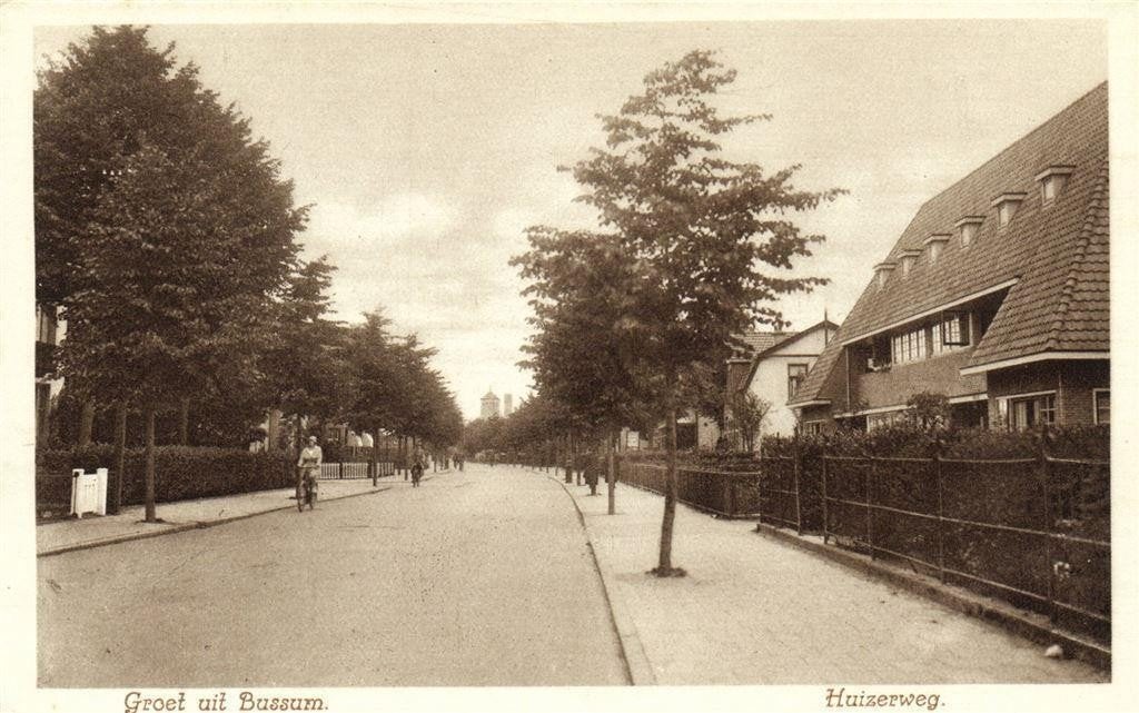Groet uit Bussum. Huizerweg. - volk fiets - ongelopen, Ophalen of Verzenden, 1920 tot 1940, Ongelopen, Noord-Holland