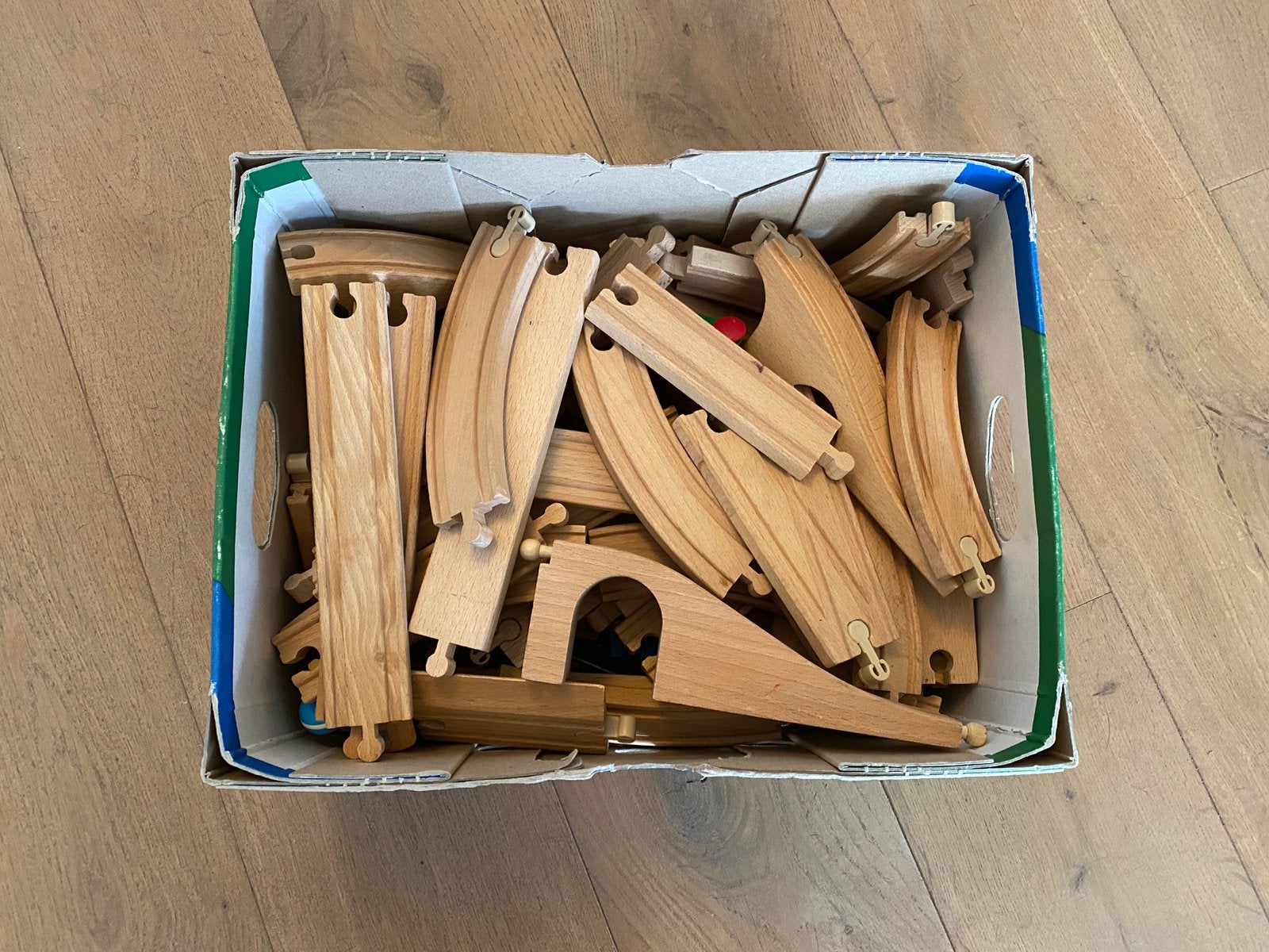 Houten treinbaanset (BRIO, IKEA), Kinderen en Baby's, Speelgoed | Houten speelgoed, Ophalen, Gebruikt, Rij- of Hobbelspeelgoed