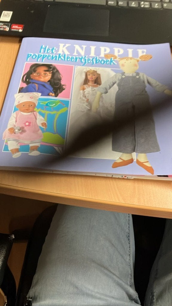 Het Knippie Poppenkleertjesboek Patronen voor poppenkleding, Ophalen of Verzenden, Onbekend, Gelezen