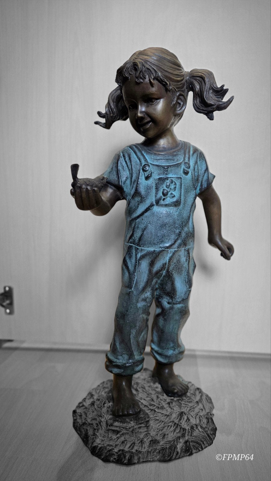 Bronzen beeldje van een meisje met een vogeltje, Antiek en Kunst, Beeld, Vrouw, Meerkleurig, 50 - 100 cm