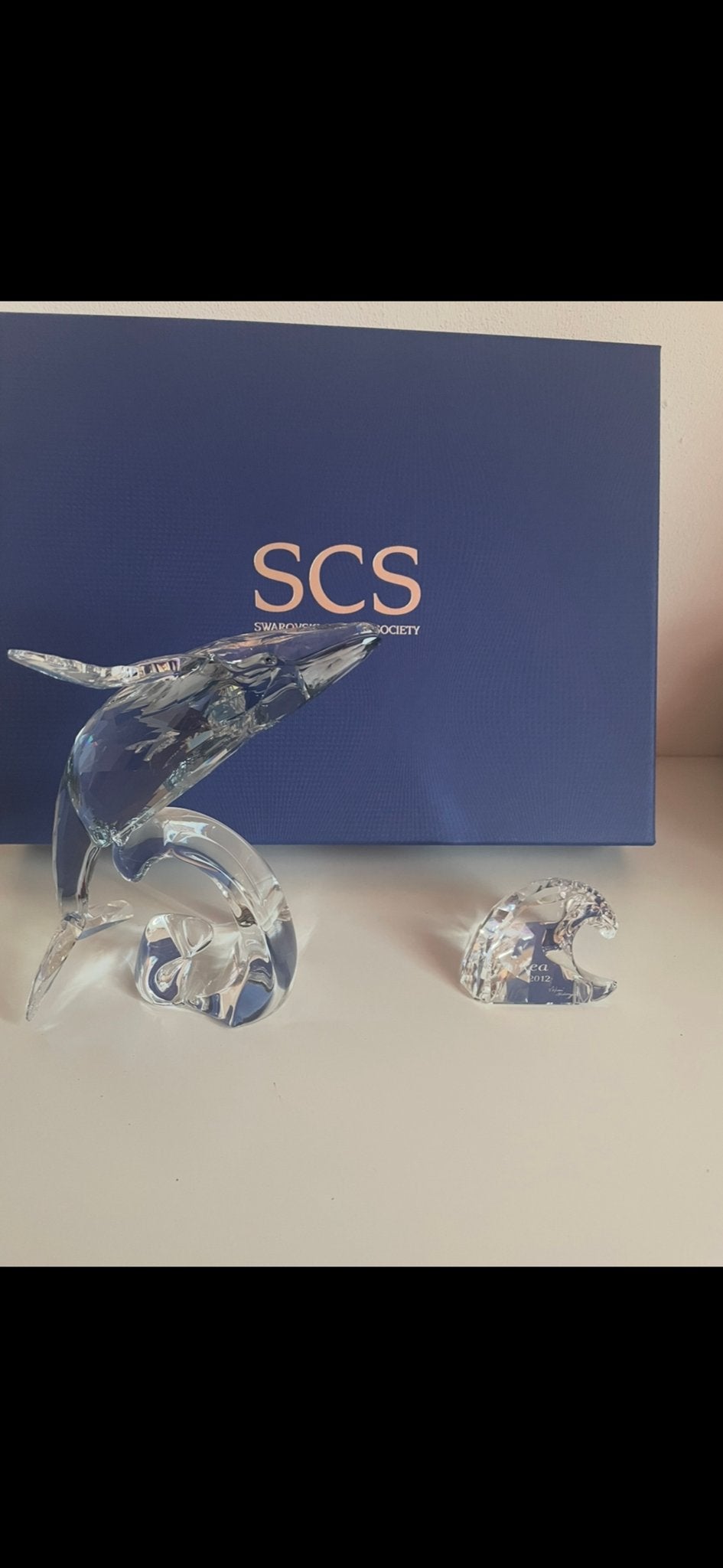 Swarovski Jaarstuk 2012 Paikea Walvis met Golf SCS, Verzamelen, Ophalen of Verzenden, Zo goed als nieuw, Figuurtje