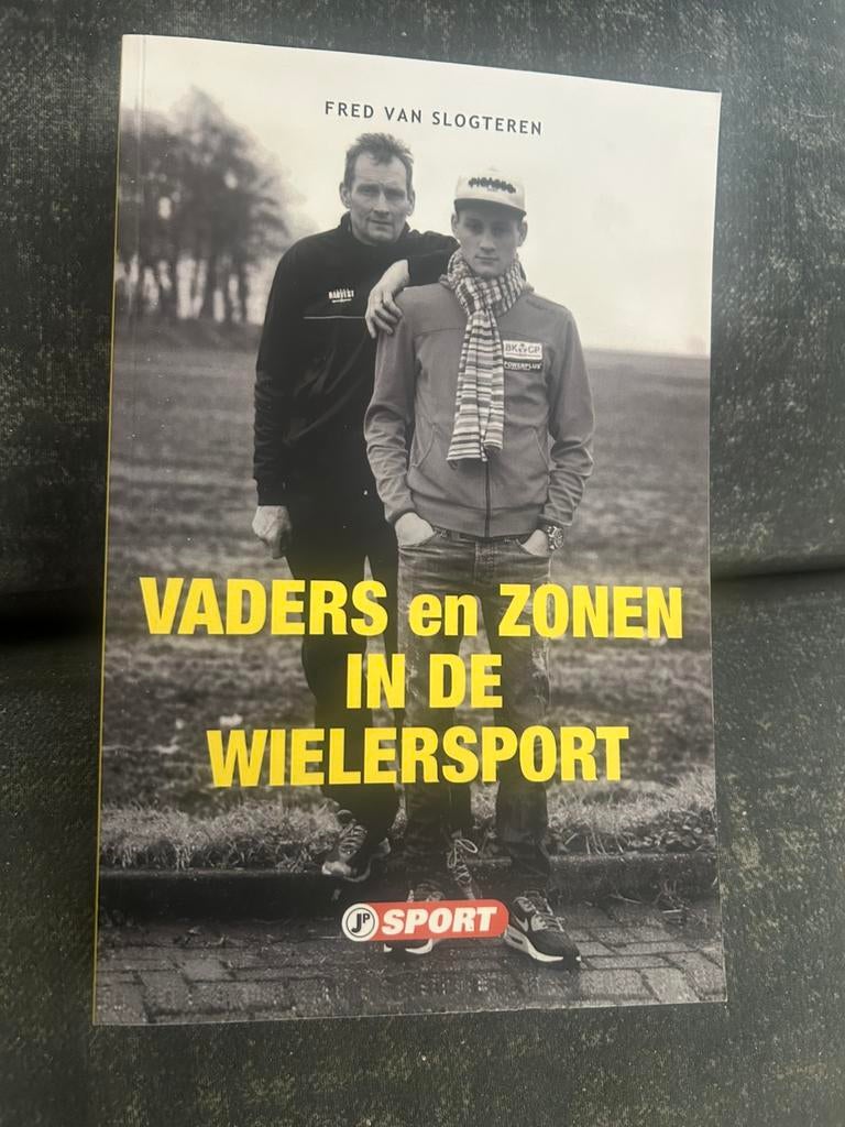 VADERS en ZONEN IN DE WIELERSPORT Fred van Slogteren, Ophalen of Verzenden, Nieuw, Lopen en Fietsen