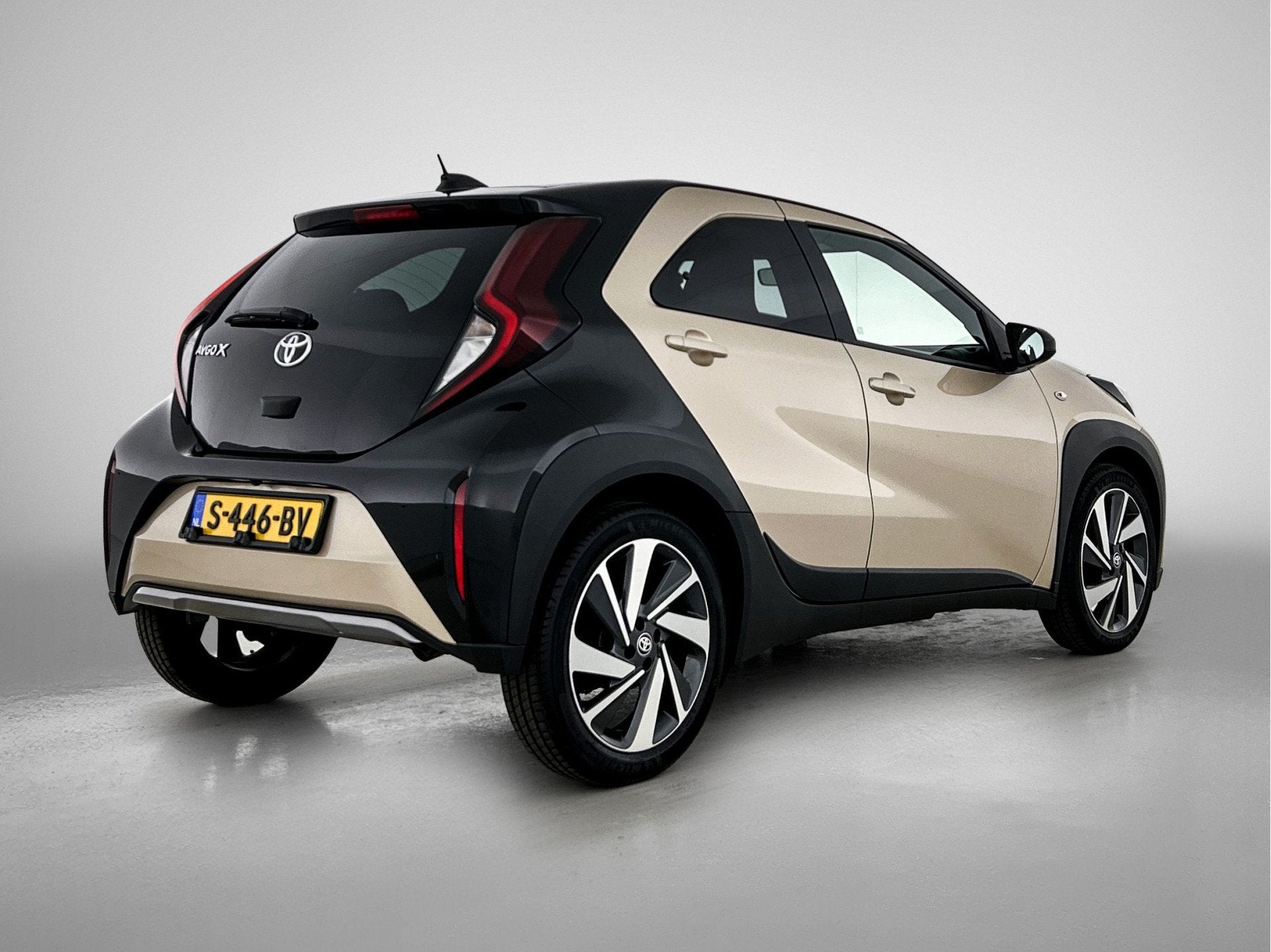 Toyota Aygo X 1.0 VVT-i S-CVT Envy Automaat | Navigatie | JB, 12 maanden, Gebruikt, 4 stoelen, Origineel Nederlands